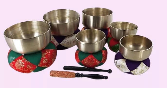 Klangschalenset Solfeggio-Frequenzen 6 Schalen mit Kissen und 2 Schlägeln